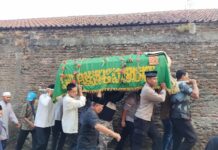 Bhabinkamtibmas Polsek Pancalang Brigpol Mulyono Haryanto Polsek Hadiri Takziah ke Rumah Duka Almarhum Dayat Kepala Desa Patalagan, Wujud Kepedulian dan Kedekatan Polri dengan Masyarakat