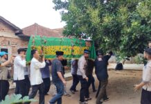 Bhabinkamtibmas Desa Patalagan Brigpol Mulyono Haryanto Polsek Pancalang Hadiri Takziah ke Rumah Duka Almarhum Dayat Kepala Desa Patalagan, Wujud Kepedulian dan Kedekatan Polri dengan Masyarakat