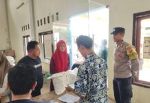 Bhabinkamtibmas Polsek Pancalang Brigpol Mulyono Haryanto Monitoring Penyaluran Bantuan Pangan Beras di Desa Patalagan untuk 348 Keluarga Penerima Manfaat, Pastikan Distribusi Berjalan Aman, Tertib dan Lancar