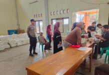 Bhabinkamtibmas Brigpol Mulyono Haryanto Monitoring Penyaluran Bantuan Pangan Beras di Desa Patalagan untuk 348 Keluarga Penerima Manfaat, Pastikan Distribusi Berjalan Aman, Tertib dan Lancar