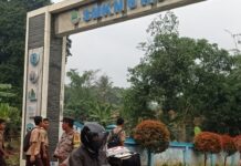 Personil Polsek Pancalang Aipda Djayusman Laksanakan PH Pagi di Depan SMKN 6 Kuningan, Pastikan Keamanan Lalulintas dan Kelancaran Aktivitas Masyarakat