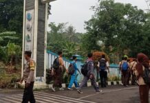 Bhabinkamtibmas Polsek Pancalang Laksanakan PH Pagi di Depan SMKN 6 Kuningan, Pastikan Keamanan dan Kelancaran Aktivitas Masyarakat