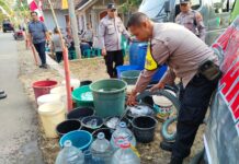 Bantu Warga Terdampak Kemarau, Kapolres Kuningan Salurkan Air Bersih dan Gelar Pengobatan Gratis di Ciawigebang