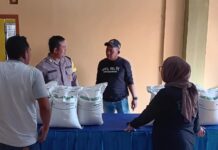 Bhabinkamtibmas Polsek Cilimus Monitoring Penyaluran Bantuan Pangan Beras Kemensos di Desa Linggamekar