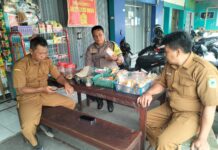 Sambang Perangkat Desa Kapandayan, Bhabinkamtibmas Polsek Ciawigebang Tekankan Satkamling dan Bahaya Kebakaran Sampah