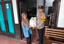 Bhabinkamtibmas Polsek Pasawahan Monitoring Penyaluran Bantuan Pangan Beras Kemensos untuk 187 KPM di Desa Kaduela