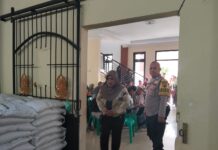 Kawal Program Bantuan Sosial Kemensos, Bhabinkamtibmas Polsek Cilimus Monitoring Pembagian Beras untuk 450 KPM di Desa Babakanjati
