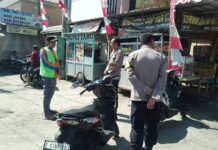 Amankan Pusat Keramaian Desa Sukasari, Aipda Johan dan Aipda Budy Patroli Siskamtibmas Sapa Jukir dan Pedagang