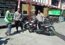 Meredam Potensi Kriminalitas Pasar, Aipda Johan dan Aipda Budy Sambangi Pedagang dan Juru Parkir Desa Sukasari