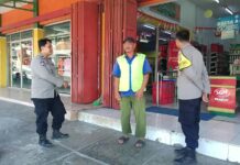 Menangkal Ancaman Jalanan, Bhabinkamtibmas Polsek Mandirancan Jalin Kemitraan Keamanan dengan Juru Parkir dan Karyawan
