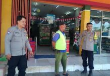 Meredam Ruang Gerak Kriminal, Bhabinkamtibmas Polsek Mandirancan Sapa Juru Parkir dan Karyawan Toko