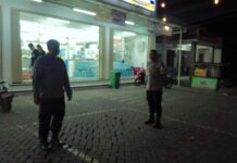 Meredam Potensi Kriminalitas Malam, Unit Patroli Polsek Mandirancan Sambangi Pembeli dan Karyawan Alfamart Cirea