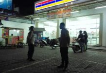 Membentengi Minimarket dari Ancaman Kejahatan, Unit Patroli Polsek Mandirancan Sampaikan Pesan Kamtibmas di Cirea