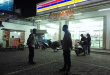 Menembus Pekatnya Malam, Unit Patroli Polsek Mandirancan Sapa Karyawan dan Warga Jaga Keamanan Alfamart Desa Cirea