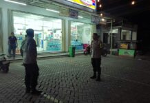 Menjaga Ketenangan Warga Berbelanja, Unit Patroli Polsek Mandirancan Gencarkan KRYD Malam di Alfamart Cirea