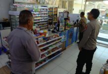 Menjaga Ketersediaan Pangan Warga, Aiptu Juro Jauhari dan Aiptu Taufik Hidayanto Cek Stok Sembako di Toserba Fajar Mandirancan