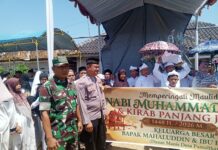 Hadiri Maulid Nabi dan Kirab Panjang Jimat di Pamulihan, Bhabinkamtibmas Polsek Ciawigebang Kawal Kelancaran Acara