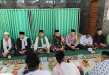 Sinergitas TNI-Polri, Bhabinkamtibmas dan Babinsa Pengamanan Maulid Nabi di Desa Karangmuncang