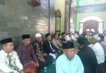 Hadiri Peringatan Maulid Nabi di Desa Sangkanherang, Bhabinkamtibmas Polsek Jalaksana Jaga Kelancaran Acara