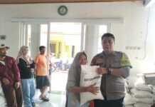 Kawal Penyaluran Beras BPN, Bhabinkamtibmas Polsek Ciawigebang Titip Pesan Antisipasi Kebakaran di Desa Kapandayan