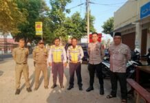 Sambut Hari Jadi Kabupaten Kuningan, Bhabinkamtibmas Polsek Luragung Amankan Ziarah Makam Mantan Bupati di Cirahayu