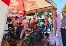 Puluhan Driver Ojol di Kuningan Dapat Servis Motor dan Ganti Oli Gratis dari Polisi