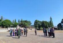 TNI-Polri Bersinergi Dampingi Pelajar Cilimus Menuju Upacara HUT RI ke-81