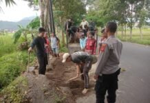 MELALUI SAMBANG BHABINKAMTIBMAS DESA HAURKUNING AIPTU HARTONO, POLSEK KADUGEDE AJAK WARGA WUJUDKAN SITUASI KAMTIBMAS DI LINGKUNGAN