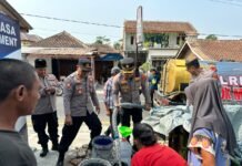 Bantu Warga Terdampak Kemarau, Polres Kuningan Salurkan Bantuan Air Bersih di Cibeureum Cibingbin