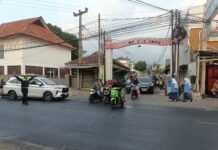 Wujud Pelayanan Prima, Personel Polsek Cilimus Atur Lalu Lintas di Jam Sibuk Pagi