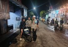 Kanit Propam Polsek Ciwaru Laksanakan Patroli Malam, Sampaikan Imbauan Kamtibmas kepada Warga