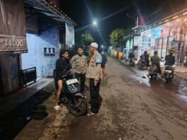Kanit Propam Polsek Ciwaru Laksanakan Patroli Malam, Sampaikan Imbauan Kamtibmas kepada Warga