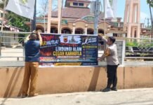 Cegah Karhutla, Bhabinkamtibmas Desa Cipicung Pasang Spanduk Himbauan Kamtibmas