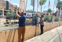 Antisipasi Karhutla, Bhabinkamtibmas Desa Cipicung Pasang Spanduk Himbauan Kamtibmas