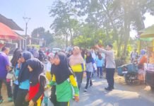 Anggota Polsek Cidahu Lakukan Pengamanan Jalan Santai di Kantor Kecamatan Kalimanggis dalam Rangka Hari Jadi Kabupaten Kuningan ke 528