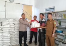 Bhabinkamtibmas Desa Cimaranten Kawal Penyaluran Bantuan Pangan Beras untuk 278 KPM