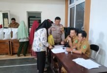 Bhabinkamtibmas Desa Cimaranten Amankan Penyaluran Bantuan Pangan Beras untuk 278 KPM