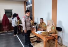 Bhabinkamtibmas Desa Cimaranten Monitoring Penyaluran Bantuan Pangan Beras untuk 278 KPM
