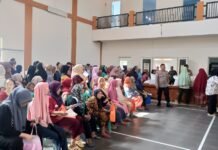 Pastikan Tepat Sasaran, Bhabinkamtibmas Desa Cimaranten Monitor Penyaluran Bantuan Pangan Beras untuk 278 KPM