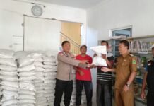Polri Hadir di Tengah Masyarakat, Bhabinkamtibmas Desa Cimaranten Monitoring Penyaluran Bantuan Pangan Beras untuk 278 KPM