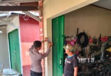 Dekatkan Pelayanan kepada Masyarakat, Bhabinkamtibmas Pasang Stiker Layanan Polisi 110 di Desa Karangkamulyan