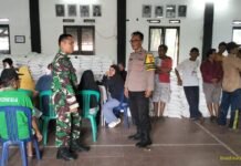 TNI-Polri Hadir di Tengah Masyarakat, Bhabinkamtibmas dan Babinsa Desa Susukan Kawal Penyaluran Bantuan Pangan Beras