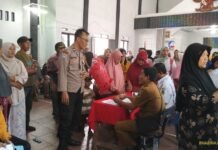 Bhabinkamtibmas Desa Susukan Amankan Penyaluran Bantuan Pangan Beras