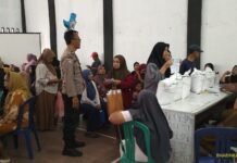 Bhabinkamtibmas Desa Susukan Kawal Penyaluran Bantuan Pangan Beras