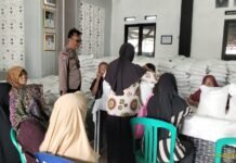 Pastikan Aman dan Tepat Sasaran, Bhabinkamtibmas Desa Susukan Kawal Penyaluran Bantuan Pangan Beras