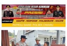 Patroli Siang Polsek Ciwaru, Jalin Komunikasi Humanis dengan MasyarakatKUNINGAN – Dalam rangka menjaga situasi keamanan dan ketertiban masyarakat (kamtibmas) tetap aman dan kondusif, personel Polsek Ciwaru Polres Kuningan Polda Jawa Barat melaksanakan kegiatan Patroli Siang sekaligus sambang dan dialogis bersama masyarakat di wilayah hukum Polsek Ciwaru.Dalam kegiatan tersebut, personel Polsek Ciwaru Aiptu Andi Rosdiana menyempatkan diri berdialog langsung dengan warga. Kegiatan ini dilakukan sebagai upaya mempererat hubungan antara Polri dengan masyarakat sekaligus menyerap informasi mengenai perkembangan situasi kamtibmas di lingkungan sekitar.Petugas menyampaikan pesan-pesan kamtibmas kepada masyarakat agar bersama-sama menjaga keamanan dan ketertiban lingkungan serta meningkatkan kewaspadaan terhadap berbagai potensi gangguan keamanan.Patroli siang dan dialogis merupakan salah satu bentuk kehadiran Polri di tengah masyarakat untuk memberikan rasa aman sekaligus membangun komunikasi yang humanis. Pola patroli dengan dialog bersama warga juga menjadi bagian dari upaya preventif untuk mencegah terjadinya tindak kriminalitas dan gangguan kamtibmas.Kapolsek Ciwaru AKP Sunardi, S.E., menyampaikan bahwa kegiatan patroli akan terus dilaksanakan secara rutin sebagai bentuk pelayanan, perlindungan dan pengayoman kepada masyarakat.“Kami mengajak seluruh masyarakat untuk bersama-sama menjaga keamanan lingkungan. Apabila menemukan adanya potensi gangguan kamtibmas atau kejadian mencurigakan, segera informasikan kepada pihak kepolisian,” ujar Kapolsek.Kegiatan Patroli Siang Polsek Ciwaru berlangsung dalam keadaan aman, tertib dan kondusif.Kapolsek CiwaruAKP Sunardi, S.E.Kapolres KuninganAKBP Bellen Anggara Pratama, S.I.K., M.H.