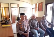 Polsek Ciwaru Ikuti Peringatan Maulid Nabi Muhammad SAW Secara Virtual Melalui ZoomKUNINGAN – Dalam rangka memperingati Maulid Nabi Muhammad SAW, jajaran Polsek Ciwaru Polres Kuningan mengikuti kegiatan peringatan Maulid Nabi Muhammad SAW secara virtual melalui aplikasi Zoom, Rabu (2/9/2026).Kegiatan tersebut diikuti oleh Kapolsek Ciwaru beserta personel. Peringatan Maulid Nabi menjadi momentum untuk meningkatkan keimanan dan ketakwaan sekaligus meneladani akhlak serta kepemimpinan Nabi Muhammad SAW dalam menjalankan tugas dan kehidupan bermasyarakat.Kapolres Kuningan AKBP Bellen Anggara Pratama, S.I.K., M.H., menyampaikan bahwa kegiatan keagamaan seperti peringatan Maulid Nabi diharapkan dapat memberikan penguatan spiritual bagi seluruh personel dalam melaksanakan tugas sebagai pelindung, pengayom dan pelayan masyarakat.“Peringatan Maulid Nabi Muhammad SAW menjadi momentum bagi kita untuk meneladani akhlak Rasulullah, khususnya dalam memberikan pelayanan kepada masyarakat dengan penuh keikhlasan, keteladanan dan rasa tanggung jawab,” ujar Kapolres Kuningan.Sementara itu, Kapolsek Ciwaru AKP Sunardi, S.E., mengatakan bahwa mengikuti kegiatan Maulid Nabi secara virtual merupakan bentuk partisipasi jajaran Polsek Ciwaru dalam meningkatkan pembinaan rohani dan mental personel.“Melalui peringatan Maulid Nabi Muhammad SAW, kami berharap seluruh anggota Polsek Ciwaru semakin meningkatkan keimanan, kedisiplinan serta keteladanan dalam melaksanakan tugas. Nilai-nilai akhlak Rasulullah hendaknya dapat diterapkan dalam memberikan pelayanan terbaik kepada masyarakat,” ungkap Kapolsek Ciwaru.Kegiatan berlangsung dengan tertib dan khidmat. Diharapkan melalui peringatan Maulid Nabi Muhammad SAW, seluruh personel Polsek Ciwaru dapat semakin memperkuat nilai-nilai religius serta meningkatkan profesionalisme dalam menjaga keamanan dan ketertiban masyarakat di wilayah hukum Polsek Ciwaru.