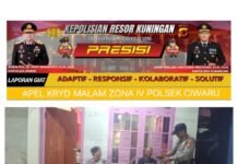 Polsek Ciwaru Gelar Apel KRYD Malam Zona IV, Tingkatkan Harkamtibmas dan Kedekatan dengan WargaKUNINGAN – Jajaran Polsek Ciwaru melaksanakan kegiatan Apel Kegiatan Rutin Yang Ditingkatkan (KRYD) malam Zona IV sebagai upaya menjaga keamanan dan ketertiban masyarakat (Harkamtibmas) di wilayah hukum Polsek Ciwaru, Kabupaten Kuningan.Kegiatan dilanjutkan dengan patroli dan sambang kepada masyarakat. Personel Polsek Ciwaru menyempatkan diri berdialog dengan warga untuk menyampaikan pesan-pesan kamtibmas serta mengajak masyarakat bersama-sama menjaga keamanan lingkungan.Dalam kesempatan tersebut, personel mengimbau masyarakat agar segera melaporkan kepada pihak kepolisian apabila menemukan adanya potensi gangguan keamanan, tindak kriminalitas maupun aktivitas yang dapat mengganggu ketertiban umum.Kapolsek Ciwaru AKP Sunardi, S.E., menyampaikan bahwa kegiatan KRYD merupakan langkah preventif kepolisian dalam menciptakan situasi yang aman dan kondusif, khususnya pada malam hari.“Kegiatan KRYD ini merupakan upaya kami untuk mencegah dan mengantisipasi berbagai potensi gangguan kamtibmas. Selain patroli, personel juga melakukan sambang dan berdialog langsung dengan masyarakat agar terjalin komunikasi serta sinergitas yang baik,” ujar Kapolsek Ciwaru.Sementara itu, Kapolres Kuningan AKBP Bellen Anggara Pratama, S.I.K., M.H., menekankan pentingnya kehadiran personel Polri di tengah masyarakat sebagai bentuk pelayanan dan upaya menciptakan rasa aman.“Kehadiran anggota di tengah masyarakat diharapkan dapat memberikan rasa aman sekaligus membangun komunikasi yang baik dengan warga. Polri terus berkomitmen memberikan pelayanan yang adaptif, responsif, kolaboratif dan solutif,” ungkap Kapolres Kuningan.Melalui kegiatan KRYD malam Zona IV tersebut, Polsek Ciwaru berkomitmen untuk terus meningkatkan kegiatan preventif, memperkuat sinergitas dengan masyarakat serta menjaga situasi kamtibmas agar tetap aman, tertib dan kondusif.Polsek Ciwaru – Adaptif, Responsif, Kolaboratif, Solutif.