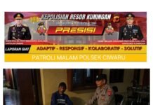 Patroli Malam Polsek Ciwaru Sambangi Warga, Jaga Kamtibmas Tetap KondusifKUNINGAN – Dalam upaya menjaga keamanan dan ketertiban masyarakat (kamtibmas), personel Polsek Ciwaru Polres Kuningan melaksanakan patroli malam dengan menyambangi warga di wilayah hukum Polsek Ciwaru, Selasa malam.Kegiatan patroli tersebut dilakukan sebagai langkah preventif untuk mencegah terjadinya gangguan kamtibmas sekaligus mempererat komunikasi dan kedekatan antara kepolisian dengan masyarakat.Dalam kesempatan tersebut, personel Polsek Ciwaru berdialog langsung dengan warga, menyampaikan pesan-pesan kamtibmas serta mengajak masyarakat untuk bersama-sama menjaga keamanan lingkungan. Warga juga diberikan imbauan agar segera melaporkan kepada pihak kepolisian apabila menemukan adanya potensi gangguan keamanan.Kapolsek Ciwaru AKP Sunardi, S.E., mengatakan bahwa patroli malam dan sambang warga merupakan kegiatan rutin yang terus dilakukan sebagai bentuk kehadiran polisi di tengah masyarakat.“Patroli malam tidak hanya bertujuan untuk mencegah gangguan kamtibmas, tetapi juga menjadi sarana untuk menjalin komunikasi dengan masyarakat. Kami mengajak seluruh warga bersama-sama menjaga keamanan dan ketertiban di lingkungan masing-masing,” ujar Kapolsek.Sementara itu, Kapolres Kuningan AKBP Bellen Anggara Pratama, S.I.K., M.H., menekankan pentingnya kehadiran personel Polri dalam memberikan rasa aman kepada masyarakat melalui kegiatan preventif dan pendekatan humanis.Patroli malam Polsek Ciwaru diharapkan dapat menciptakan situasi kamtibmas yang aman, nyaman dan kondusif, sekaligus memperkuat sinergi antara Polri dengan masyarakat.Polsek Ciwaru – Adaptif, Responsif, Kolaboratif, Solutif.