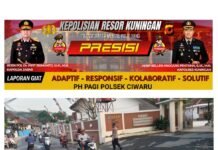 Polsek Ciwaru Laksanakan PH Pagi di Depan SMP Negeri 1 CiwaruKuningan – Personel Polsek Ciwaru melaksanakan kegiatan Pengaturan dan Penjagaan (PH) Pagi di depan SMP Negeri 1 Ciwaru, Kabupaten Kuningan, Rabu (2/9/2026) pagi.Kegiatan tersebut dilakukan sebagai bentuk pelayanan kepolisian kepada masyarakat, khususnya para pelajar dan pengguna jalan yang melaksanakan aktivitas pada pagi hari. Personel membantu mengatur arus lalu lintas serta memastikan para siswa dapat memasuki lingkungan sekolah dengan aman dan tertib.Meskipun kondisi jalan dalam keadaan basah setelah hujan, personel tetap melaksanakan pengaturan lalu lintas dengan penuh kewaspadaan untuk mengantisipasi potensi kecelakaan maupun kepadatan kendaraan di sekitar sekolah.Kapolsek Ciwaru AKP Sunardi, S.E., mengatakan bahwa kegiatan PH pagi merupakan bagian dari pelayanan rutin Polsek Ciwaru dalam menciptakan situasi keamanan, keselamatan, ketertiban dan kelancaran lalu lintas (Kamseltibcarlantas).“Kami hadir di tengah masyarakat sejak pagi untuk memberikan rasa aman kepada para pelajar, orang tua dan pengguna jalan. Pengaturan lalu lintas juga dilakukan untuk mengantisipasi kepadatan dan menjaga keselamatan seluruh pengguna jalan,” ujar AKP Sunardi, S.E.Sementara itu, Kapolres Kuningan AKBP Bellen Anggara Pratama, S.I.K., M.H., menekankan pentingnya kehadiran personel Polri di tengah masyarakat sebagai wujud pelayanan dan pengayoman.Kegiatan PH pagi diharapkan dapat memberikan rasa aman dan nyaman bagi masyarakat serta mendukung terciptanya aktivitas belajar mengajar yang aman dan kondusif di wilayah hukum Polsek Ciwaru.Polsek Ciwaru – Adaptif, Responsif, Kolaboratif, Solutif.
